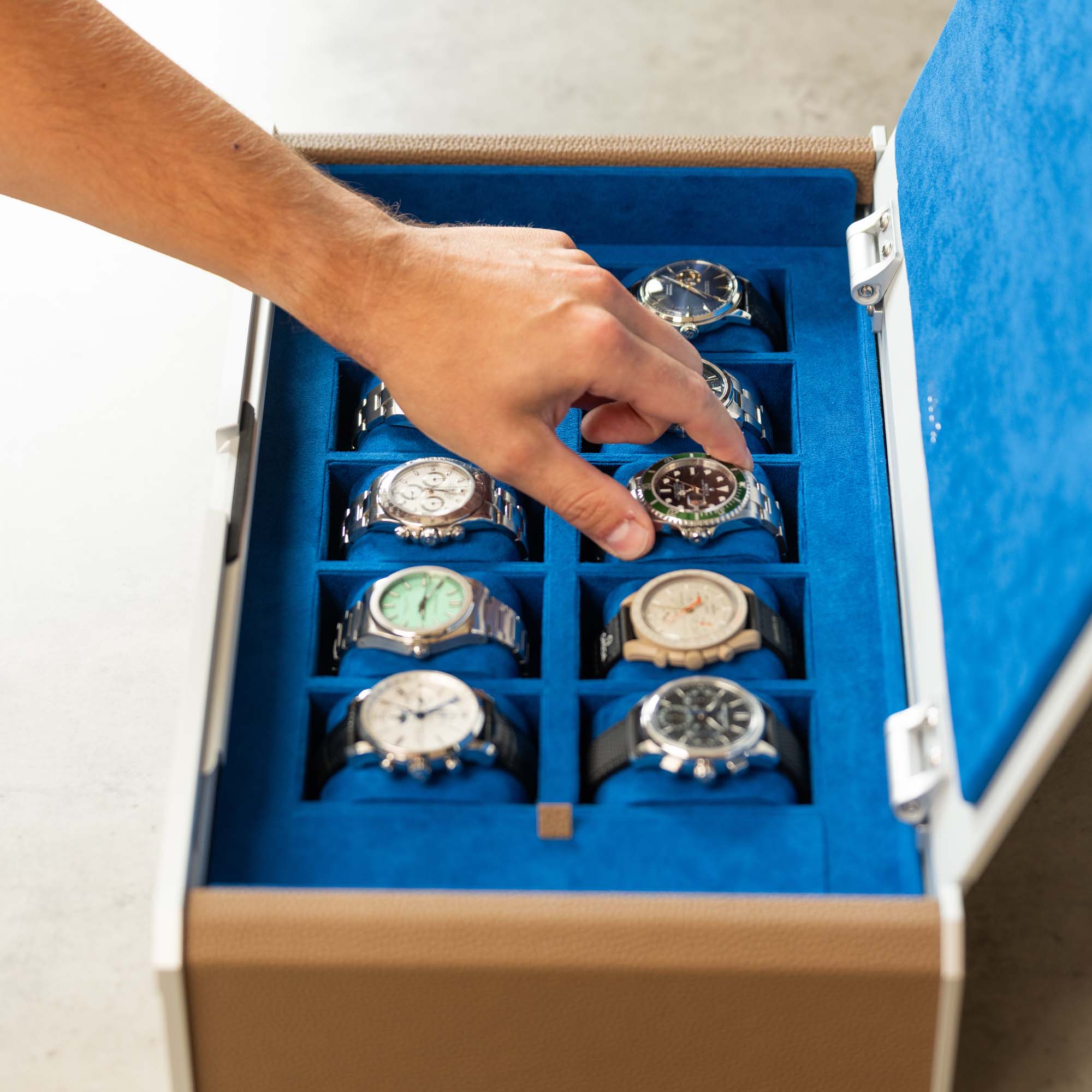 Blauwe Vrouwen Zijn Waterdichte Horloge Op Een Hand Onder Water Stock Blauwe Vrouwen Zijn Waterdichte Horloge Op Een Hand Onder Water Stock