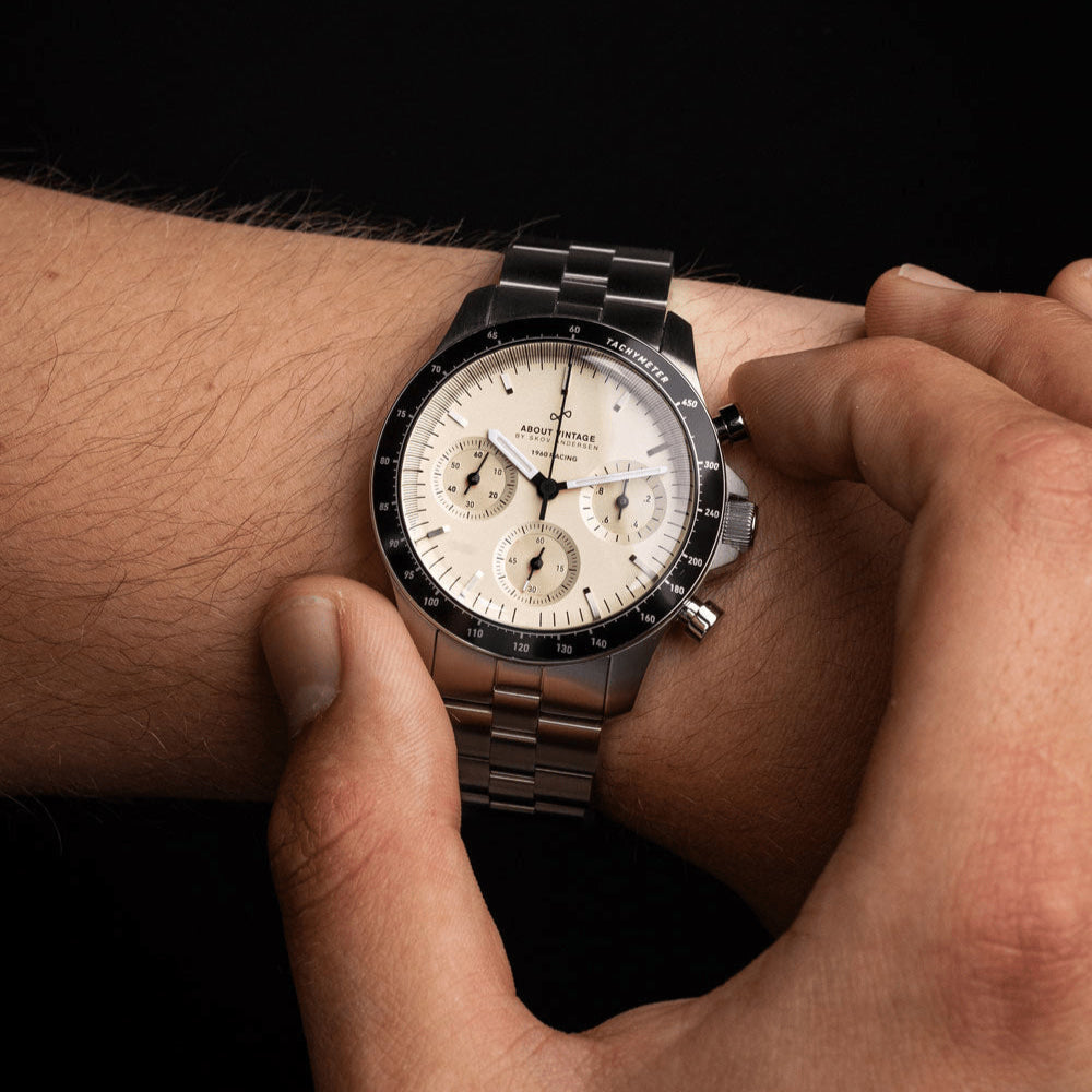 Über Vintage Racing Chronograph 1960 Stahl / gebrochenes Weiß