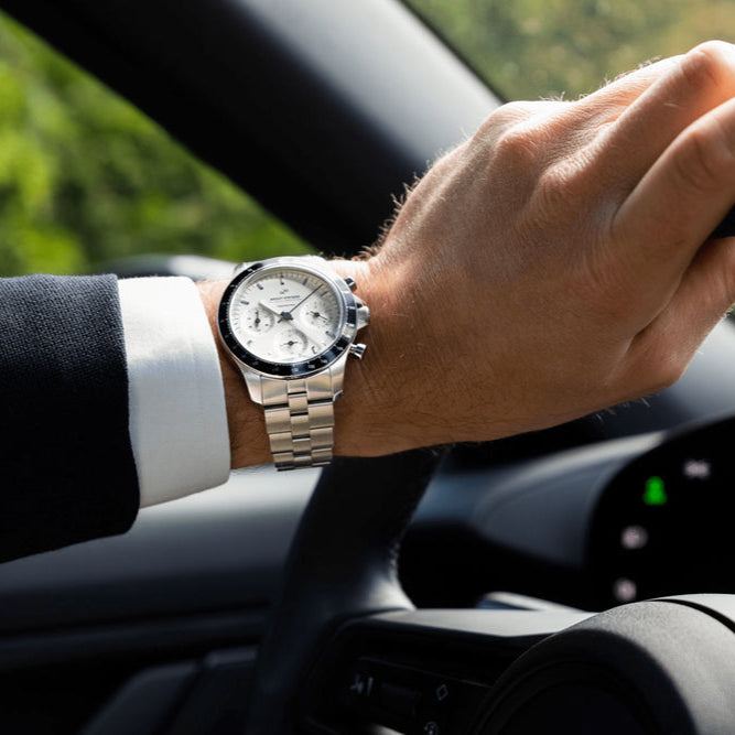 Über Vintage Racing Chronograph 1960 Stahl / gebrochenes Weiß