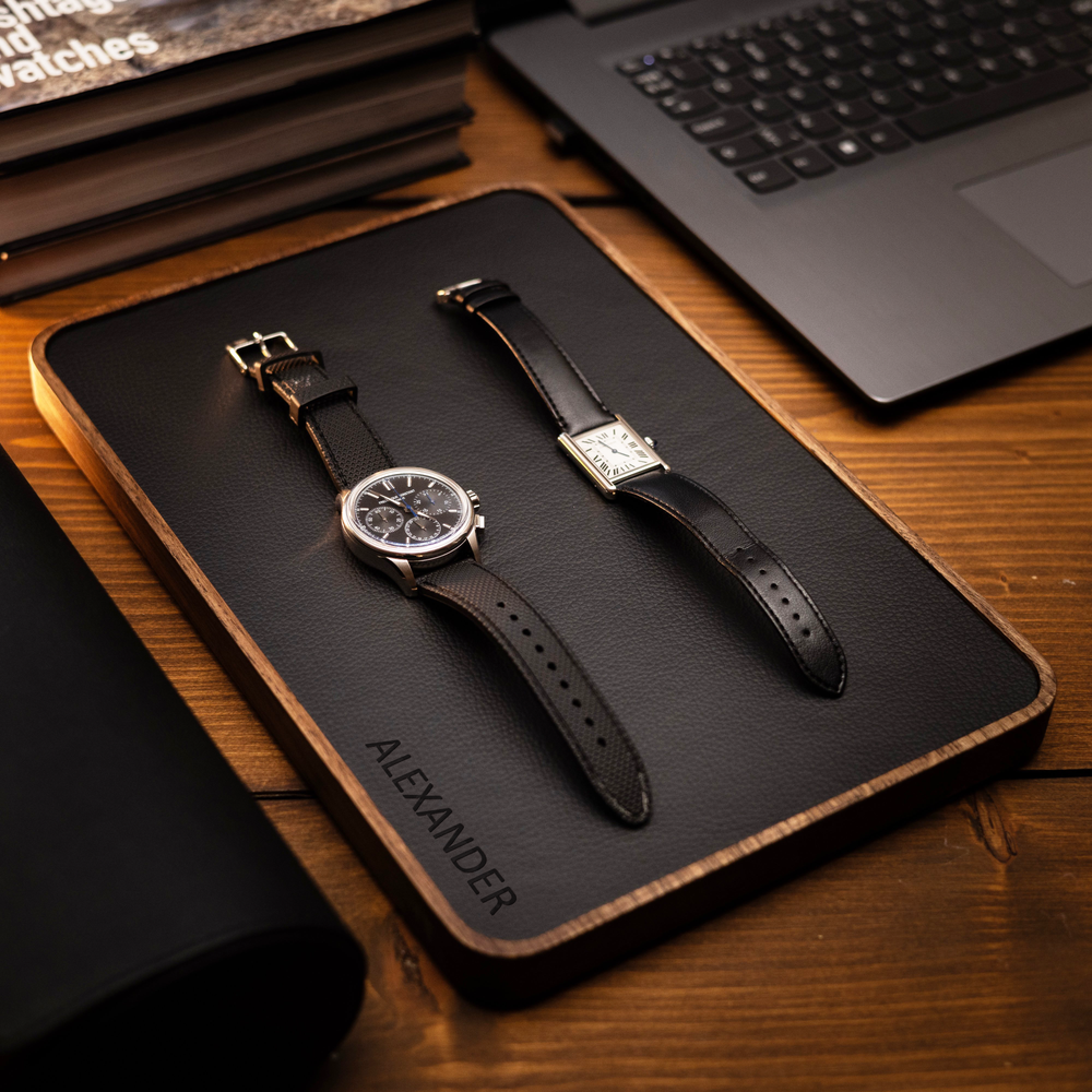 Personalisiertes Uhrentablett – Fügen Sie Namen oder Initialen hinzu