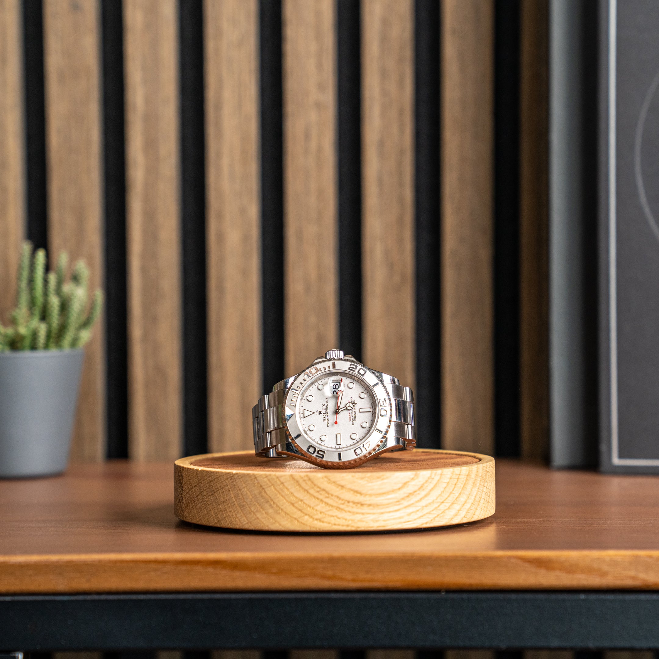 neutral oak watchmat with brown leather