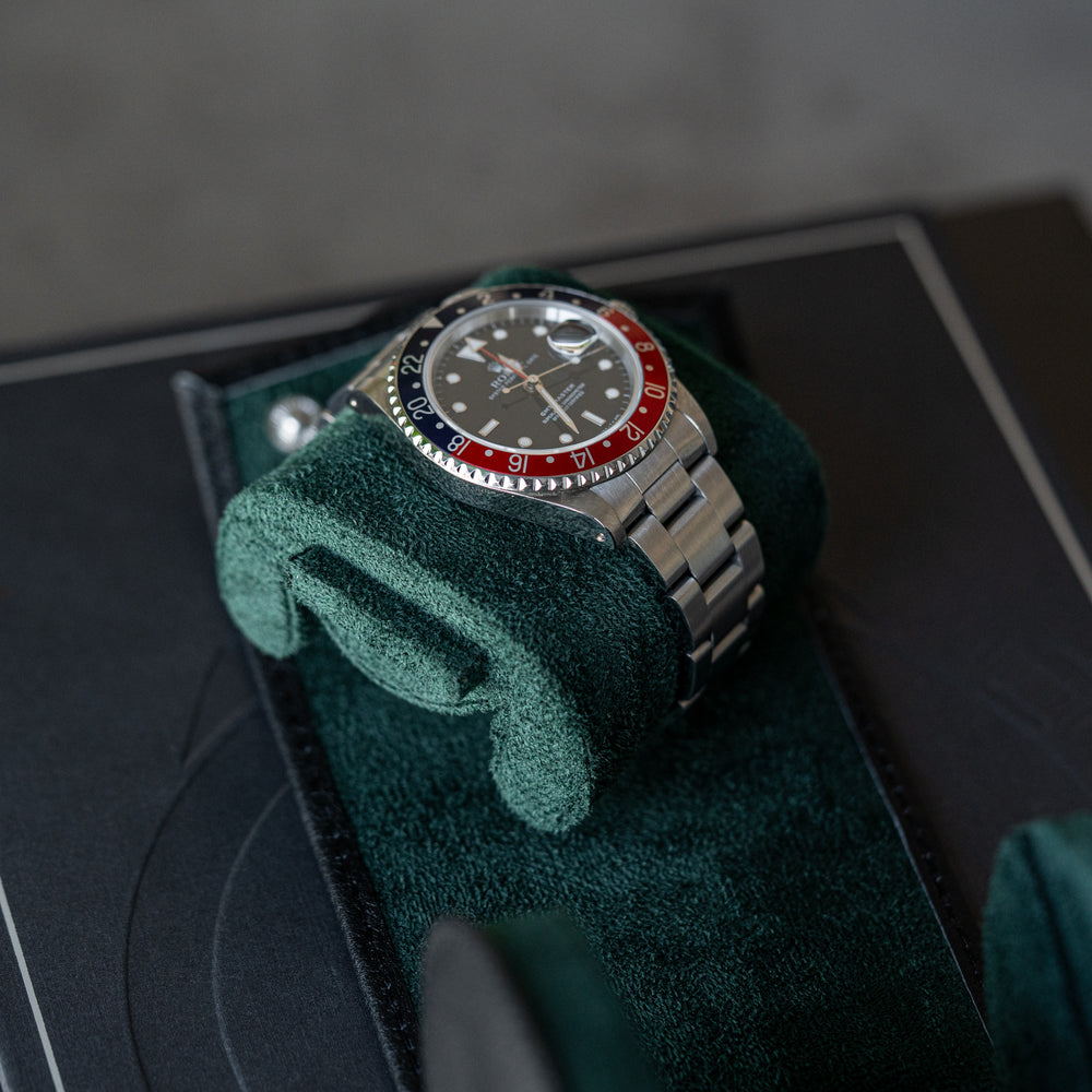 Single watch cushion from the black green single