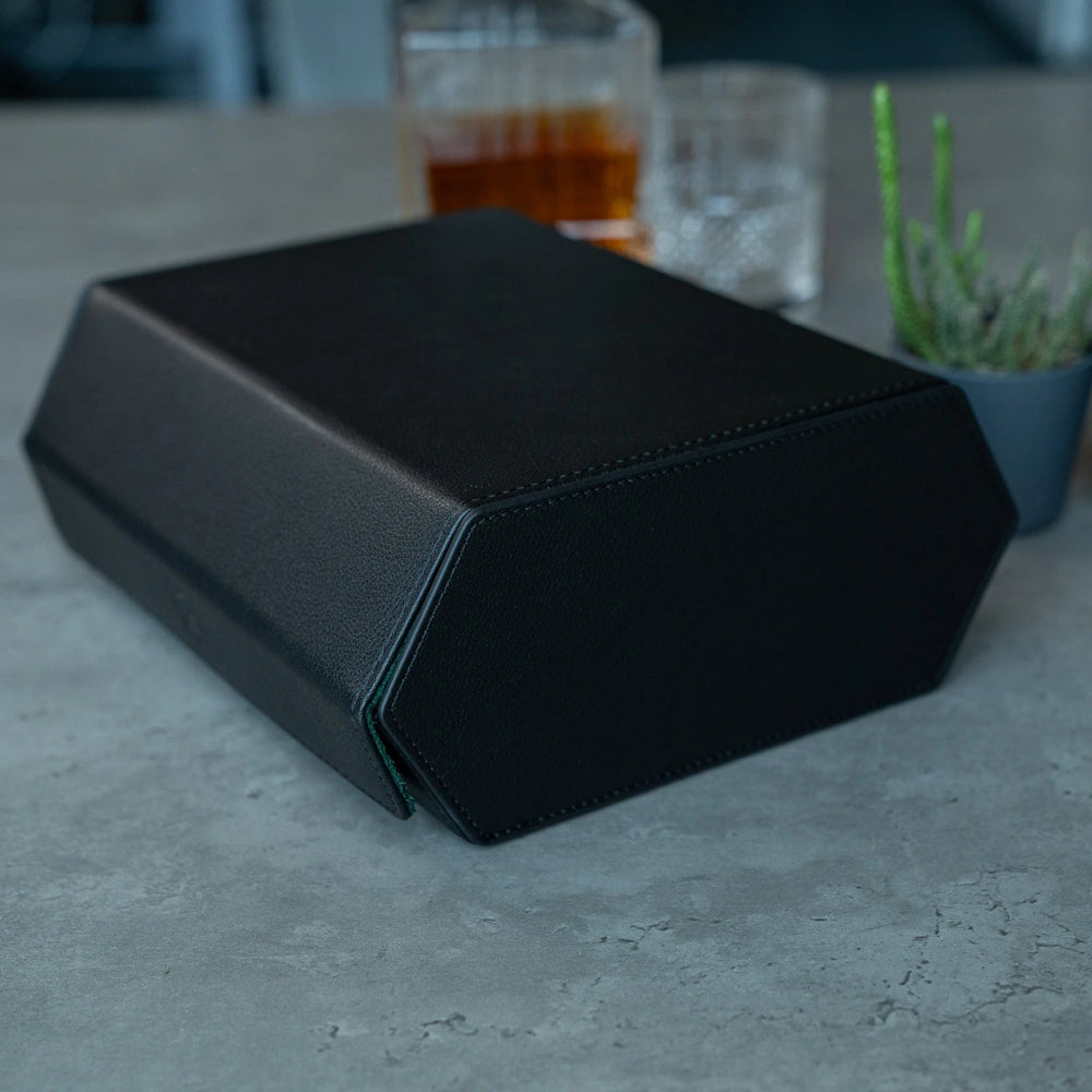 Personalisierte sechseckige Uhrenbox mit 8 Fächern in Schwarz und Grün