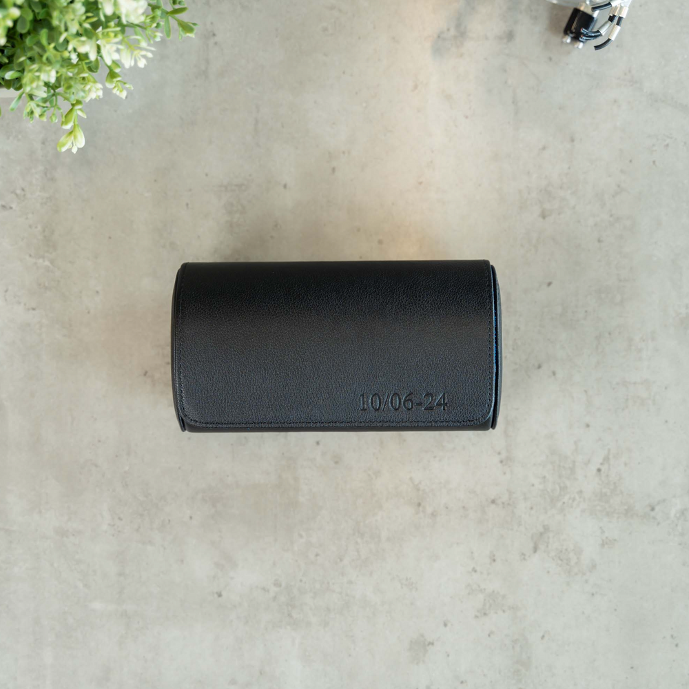 Personalisierte Uhrenrolle mit zwei Schlitzen – ganz in Schwarz