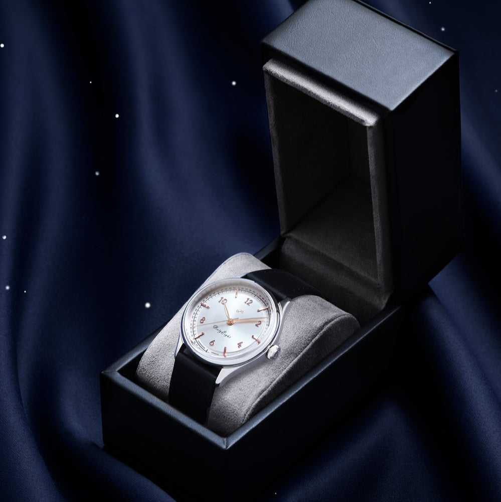 Über Vintage Mechanical 1968, Stahl / Weiß