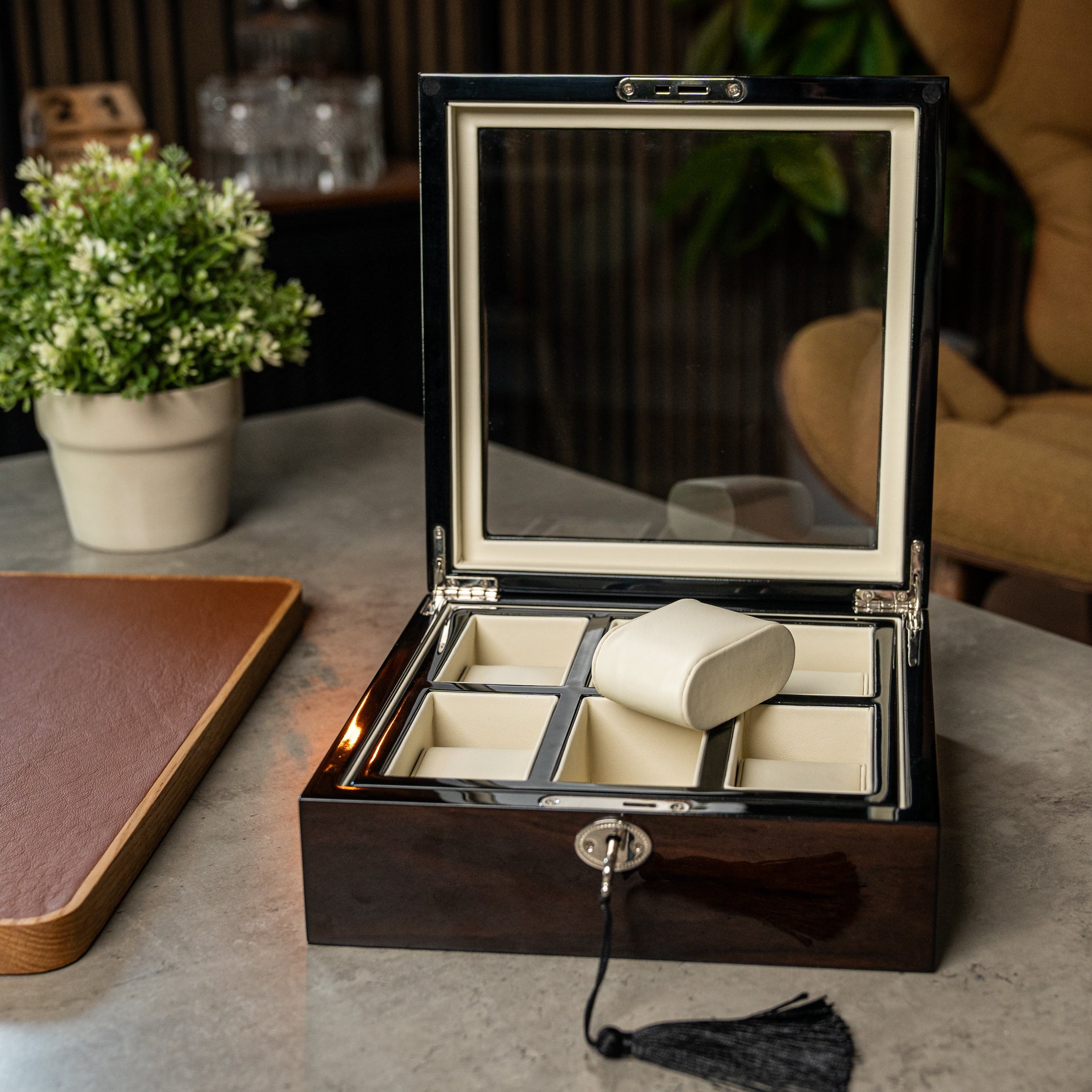 watch box in Lacquerred wood